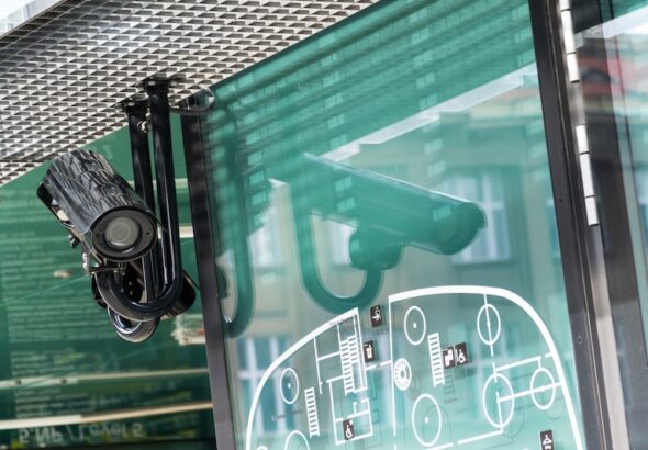 Övervakningskamera utanför ingång