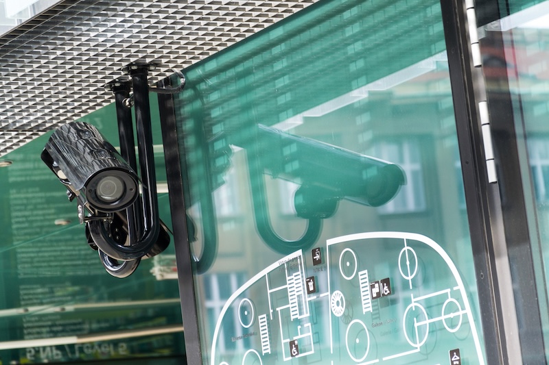 Övervakningskamera utanför ingång