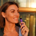 Kvinna som använder vape